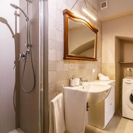 Apartamento Guesthost - Porta Romana & With Parking *