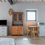 Guesthost - Porta Romana & With Parking Appartamento