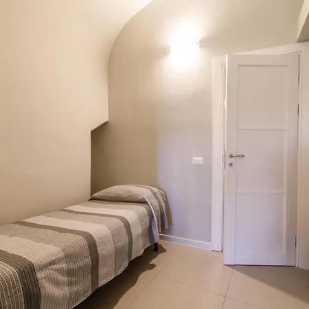 Guesthost - Porta Romana & With Parking Apartment