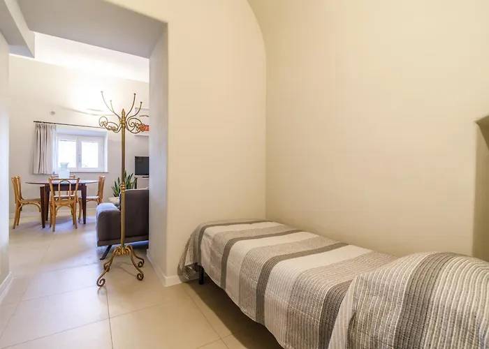 Guesthost - Porta Romana & With Parking